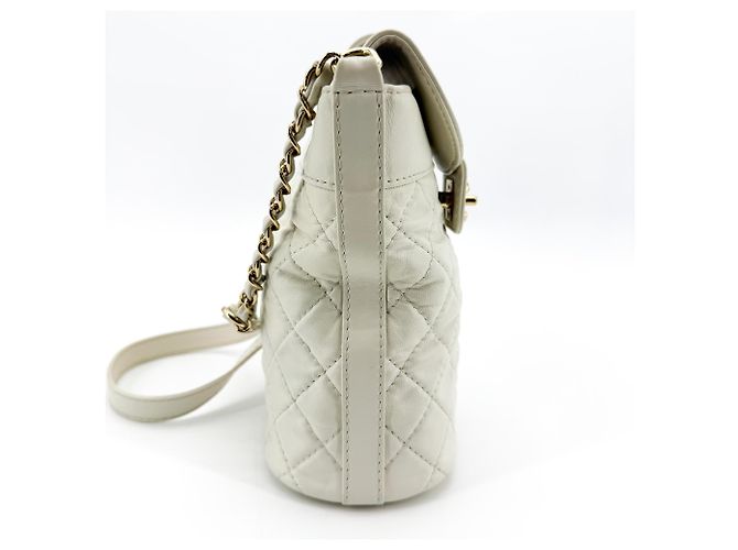 Chanel CC Lock Flap Bucket Quilted Lambskin Small Blanco - vista 4