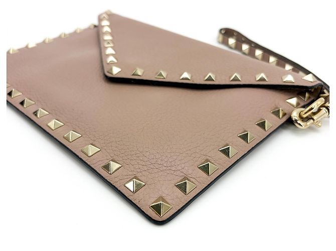 Valentino Garavani Rockstud Envelope Wristlet Clutch Leather Small Beige - vista 7