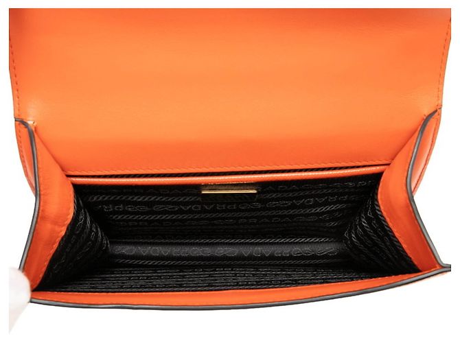 Bolsa de Ombro Prada Saffiano com Corrente Laranja - vista 4