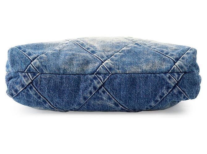 Borsa a tracolla Chanel Matelassé in denim blu - vista 3