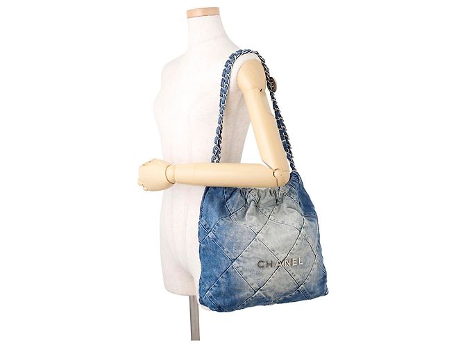 Borsa a tracolla Chanel Matelassé in denim blu - vista 4