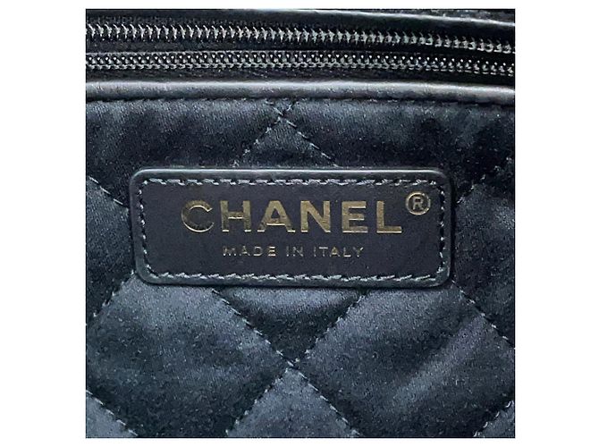 Chanel 22 Borsa a tracolla Chanel Matelassé in nero - vista 13