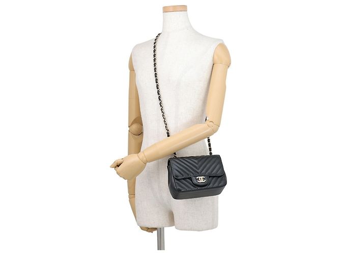 Borsa a tracolla Chanel Chevron Mini in pelle d'agnello Nero - vista 4