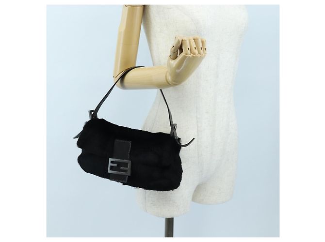 Borsa a tracolla FENDI Mamma Baguette in pelliccia nera Auth 206008SAM Nero - vista 27