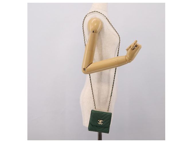 Borsa a tracolla con catena CHANEL V Stitch in pelle d'agnello verde e oro CC Auth 206308SAM D'oro - vista 25
