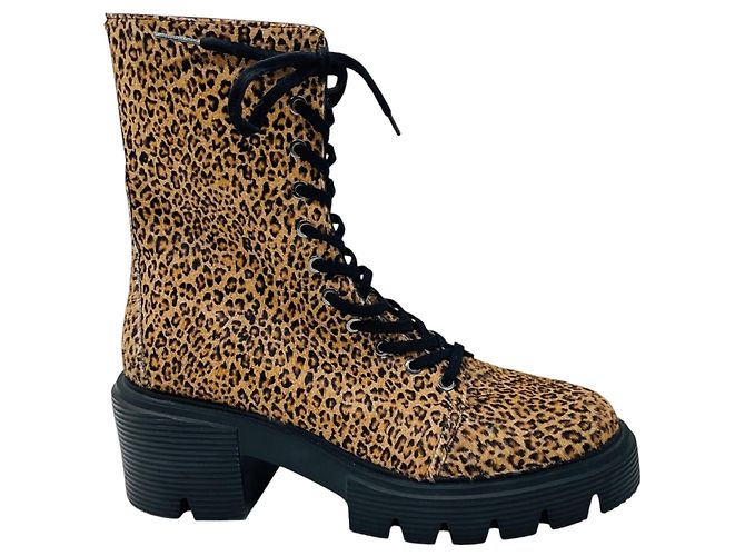 Botines Stuart Weitzman Soho de pelo de becerro con estampado de leopardo Tan / Black Camello - vista 2