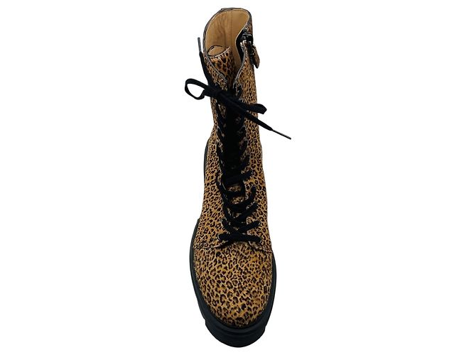 Botines Stuart Weitzman Soho de pelo de becerro con estampado de leopardo Tan / Black Camello - vista 4