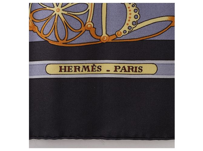 Hermès Carré 90 "LES MUSEROLLES" Seidentuch in Grau - Ansicht 9