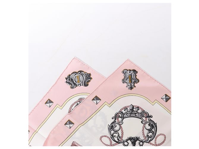 Hermès Carré 90 "LES CLES" Pañuelo de seda en Rosa - vista 3