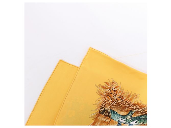 Hermès Carré 90 "Les Quatre Saisons" Pañuelo de seda Amarillo - vista 2