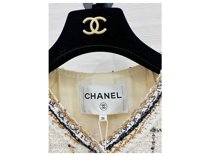 Chaqueta Chanel de Tweed Blanca con Estampado de Robot Multicolor - vista 2
