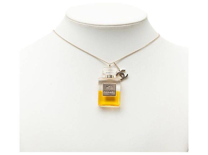 Collana con pendente Chanel CC placcato oro e resina a forma di flacone di profumo No 5 D'oro - vista 5