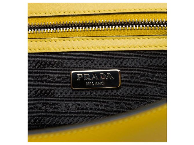 Crossbody Sound Lock Saffiano Lux giallo di Prada - vista 5
