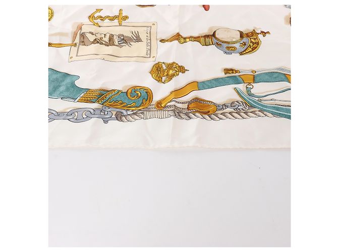 Hermès Carré 90 "MUSEE" Lenço de seda em Bege - vista 4