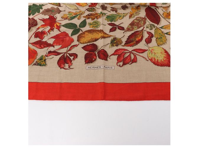 Fazzoletto Hermès Carré Geant "Tourbillon" in cashmere x seta in blu rosso x beige - vista 7