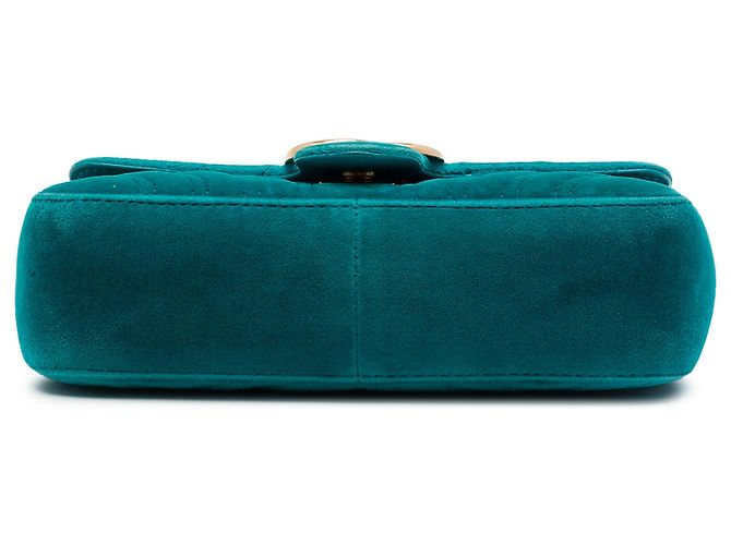 Gucci Small GG Marmont gesteppte Schultertasche aus Samt in Blau - Ansicht 3