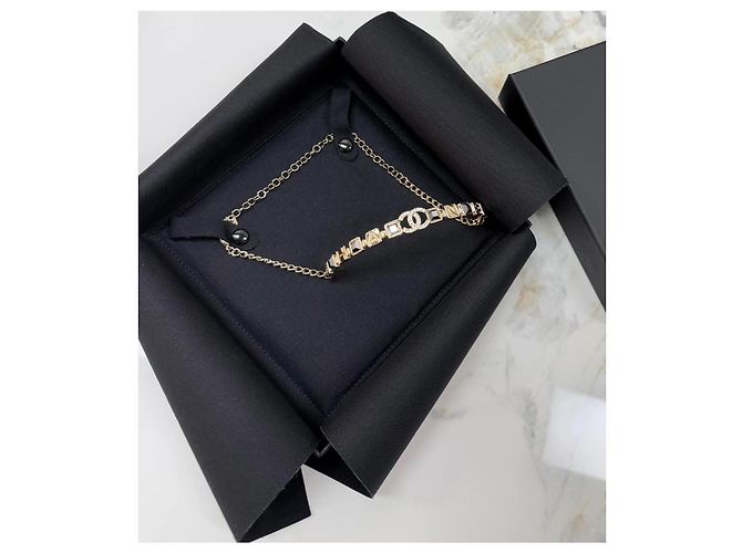 Choker Chanel Sugar Cube con Pendente a Lettera in Strass Oro Multicolore - vista 2