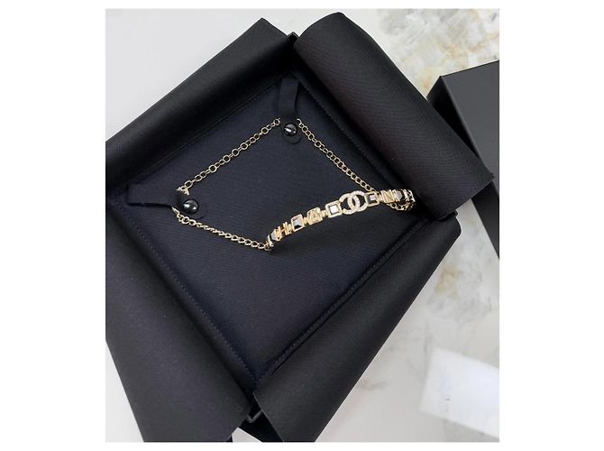 Choker Chanel Sugar Cube con Pendente a Lettera in Strass Oro Multicolore - vista 3
