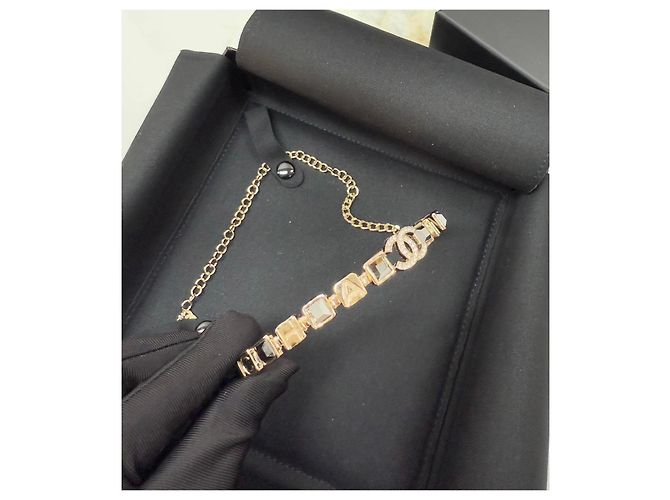 Choker Chanel Sugar Cube con Pendente a Lettera in Strass Oro Multicolore - vista 4
