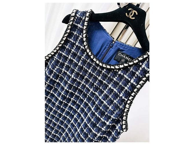 Abito Chanel in Tweed Scozzese con Paillettes Multicolore - vista 2