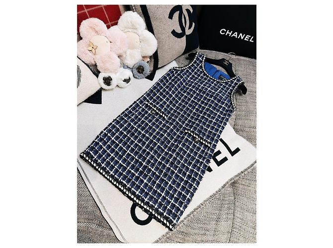 Abito Chanel in Tweed Scozzese con Paillettes Multicolore - vista 7