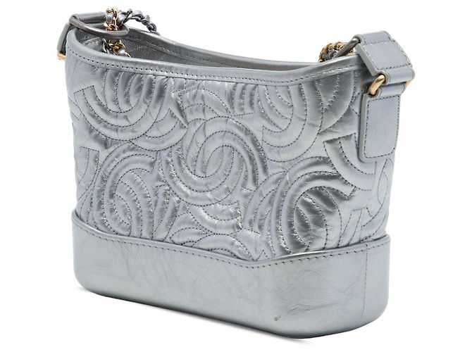 Bolsa Tiracolo Gabrielle Hobo Small em couro de bezerro metalizado prateado com costura CC Chanel Prata - vista 2