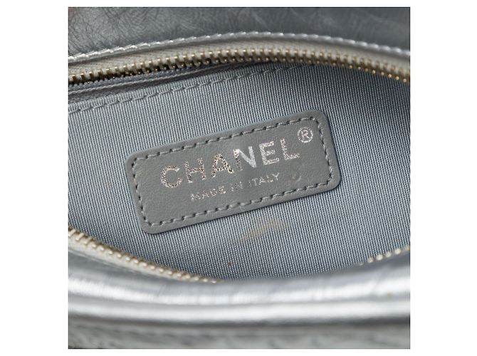 Bolsa Tiracolo Gabrielle Hobo Small em couro de bezerro metalizado prateado com costura CC Chanel Prata - vista 5