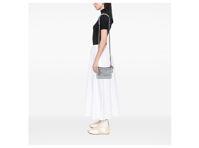 Bolsa Tiracolo Gabrielle Hobo Small em couro de bezerro metalizado prateado com costura CC Chanel Prata - vista 6