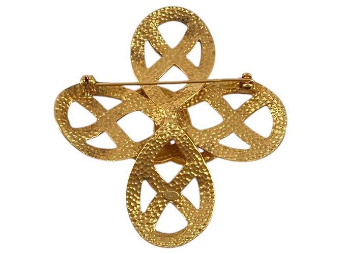 Spilla Infinito Chanel CC placcata oro D'oro - vista 2