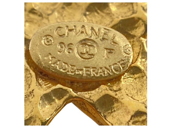 Spilla Infinito Chanel CC placcata oro D'oro - vista 3