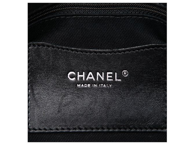 Borsa a tracolla Chanel Just Mademoiselle Large in vitello iridescente matelassé Nero - vista 5