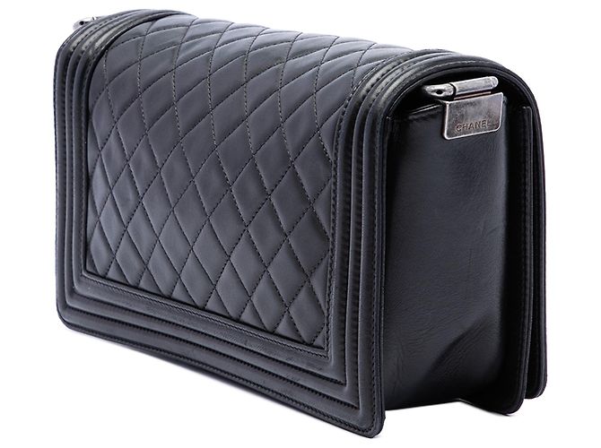 Borsa a tracolla Chanel Boy Flap in pelle d'agnello matelassé, nera, dimensione Old Medium Nero - vista 2