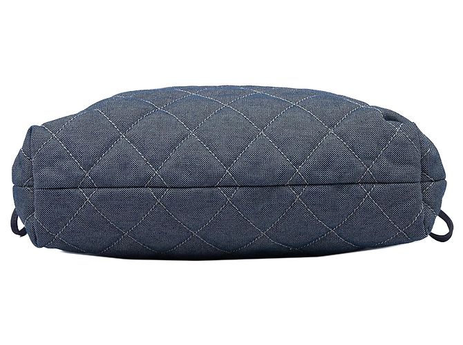 Tote Chanel CC em denim acolchoado cinza com cordão de grosgrain - vista 3