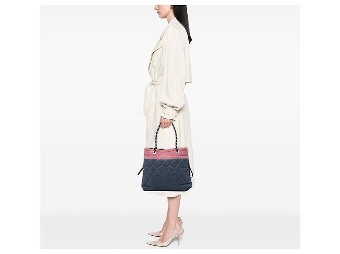 Tote Chanel CC em denim acolchoado cinza com cordão de grosgrain - vista 5