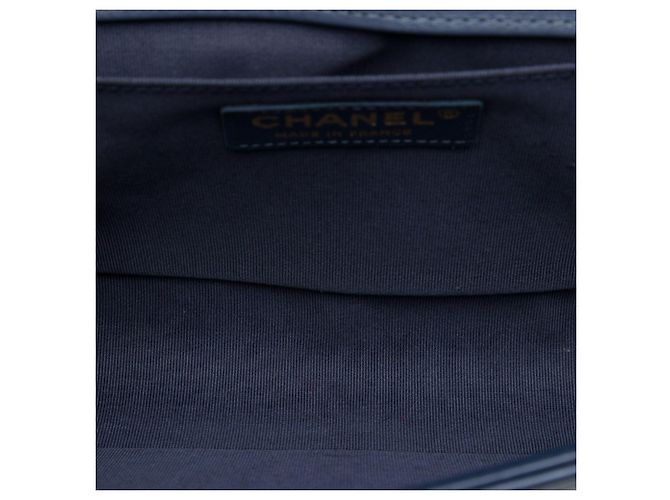 Borsa a tracolla Chanel Boy Flap in pelle d'agnello matelassé blu, dimensione Old Medium - vista 4