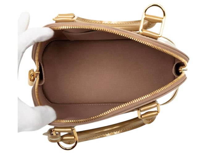 Bolsa Louis Vuitton Monogram Vernis Alma BB Dourada Dourado - vista 4