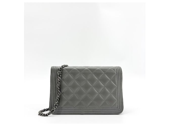 Le Boy Chanel Boy Clutch em couro matelassé Medium Marrom - vista 2