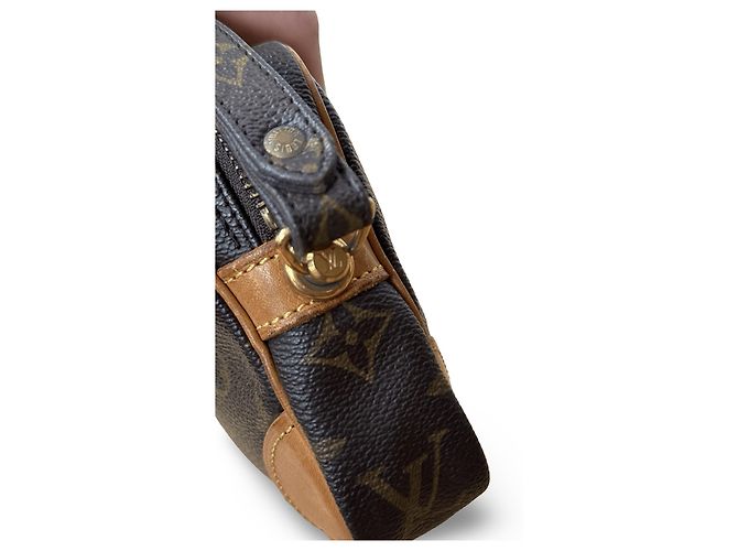Louis Vuitton Dragonne
Una bellissima pochette Marly Dragonne con un meraviglioso monogramma e interno. La borsa si chiude con una cerniera che funziona perfettamente. Dispone di più scomparti ed è estremamente pratica. - vista 2