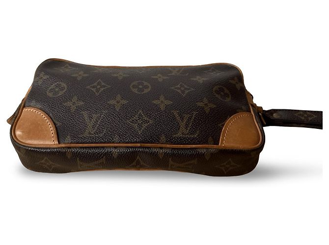 Louis Vuitton Dragonne
Una bellissima pochette Marly Dragonne con un meraviglioso monogramma e interno. La borsa si chiude con una cerniera che funziona perfettamente. Dispone di più scomparti ed è estremamente pratica. - vista 3
