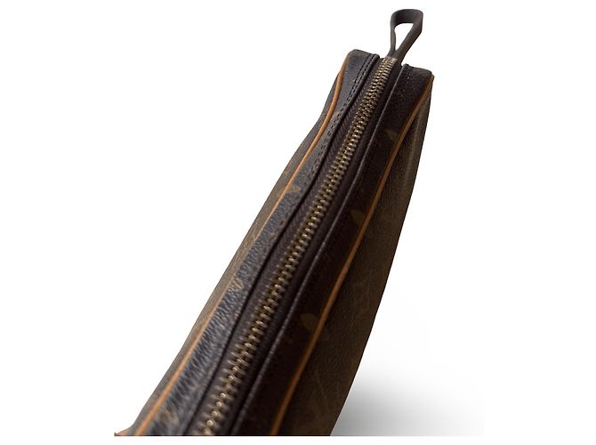 Louis Vuitton Dragonne
Una bellissima pochette Marly Dragonne con un meraviglioso monogramma e interno. La borsa si chiude con una cerniera che funziona perfettamente. Dispone di più scomparti ed è estremamente pratica. - vista 4