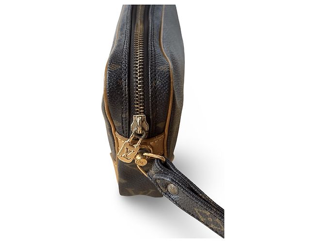 Louis Vuitton Dragonne
Una bellissima pochette Marly Dragonne con un meraviglioso monogramma e interno. La borsa si chiude con una cerniera che funziona perfettamente. Dispone di più scomparti ed è estremamente pratica. - vista 5