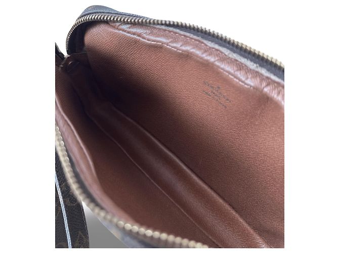 Louis Vuitton Dragonne
Una bellissima pochette Marly Dragonne con un meraviglioso monogramma e interno. La borsa si chiude con una cerniera che funziona perfettamente. Dispone di più scomparti ed è estremamente pratica. - vista 7