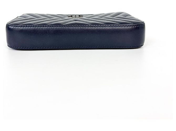 Clutch Chanel CC Double Zip con Catena in Pelle di Agnello Chevron Blu navy - vista 5