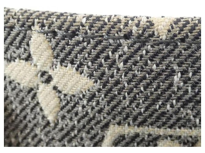 Borsa OnTheGo MM in tela jacquard Monogram Louis Vuitton Grigio - vista 10