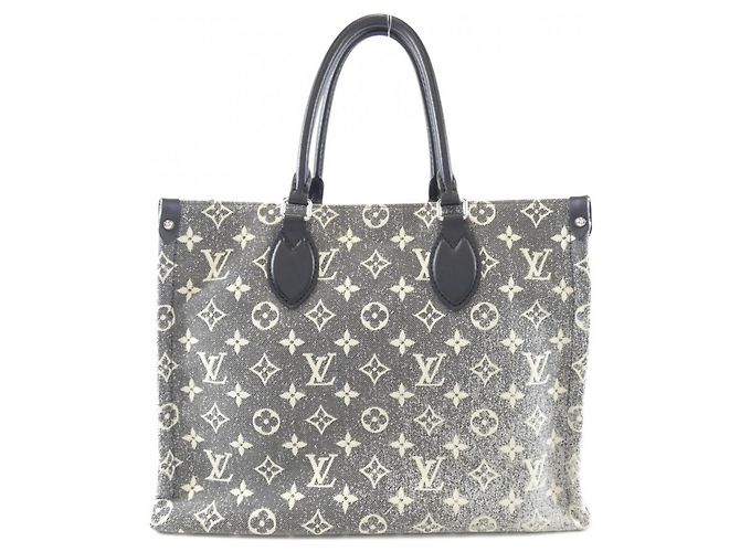 Borsa OnTheGo MM in tela jacquard Monogram Louis Vuitton Grigio - vista 2