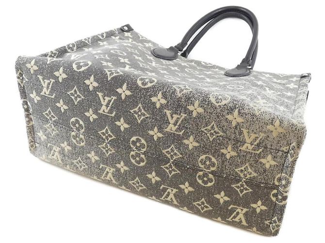 Borsa OnTheGo MM in tela jacquard Monogram Louis Vuitton Grigio - vista 3