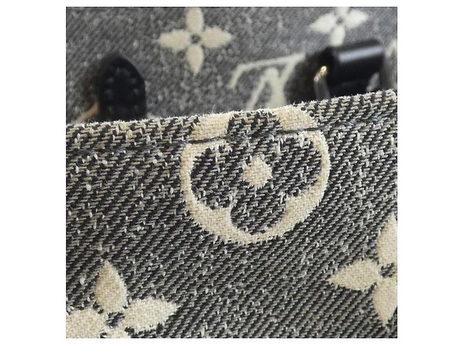 Borsa OnTheGo MM in tela jacquard Monogram Louis Vuitton Grigio - vista 6