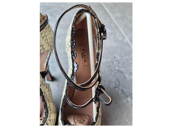 Décolleté Alaïa in pelle di pitone Nero Beige - vista 5