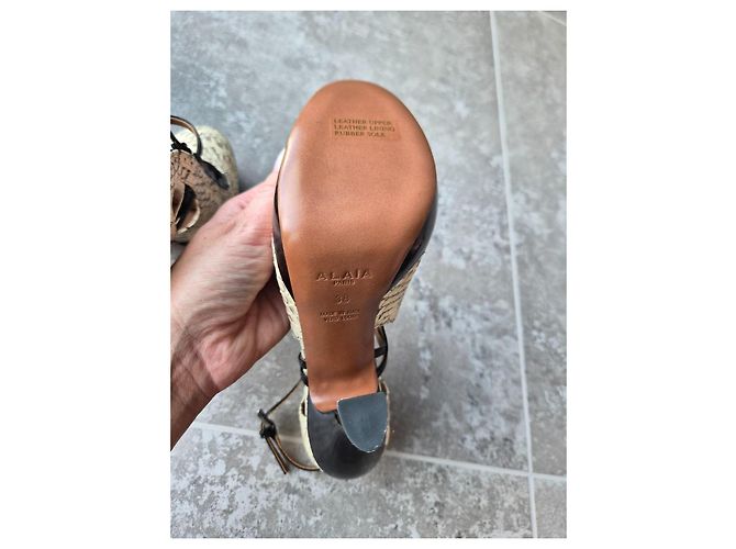 Décolleté Alaïa in pelle di pitone Nero Beige - vista 8