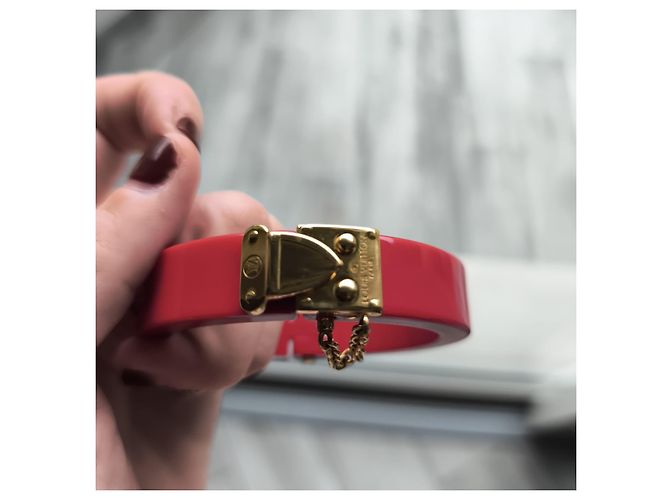 Pulsera Louis Vuitton Lockme de resina roja - vista 3